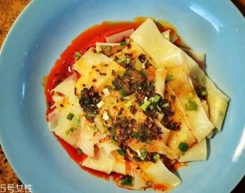 阿宽红油面皮泡不烂 里面含有胶？