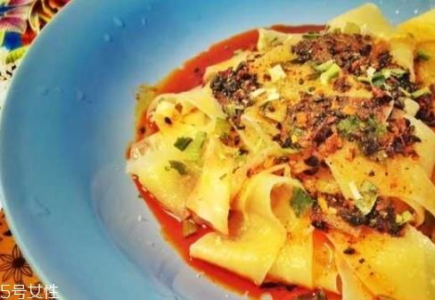 阿宽红油面皮泡不烂 里面含有胶？