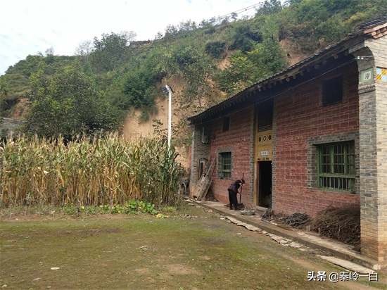 11张深山窑洞照片,让你看看留守老人们的真实生活