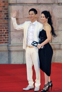 ​张家辉老婆哪像奔六的人？穿吊带裙身材丰腴窈窕，美得自然又脱俗