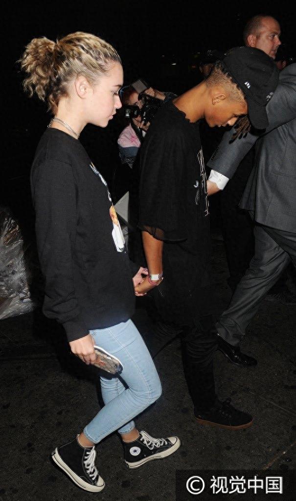 吞了这把狗粮!18岁贾登·史密斯与21岁女友十指紧扣 低头快走秀甜蜜全程不撒手