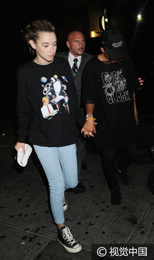 吞了这把狗粮!18岁贾登·史密斯与21岁女友十指紧扣 低头快走秀甜蜜全程不撒手