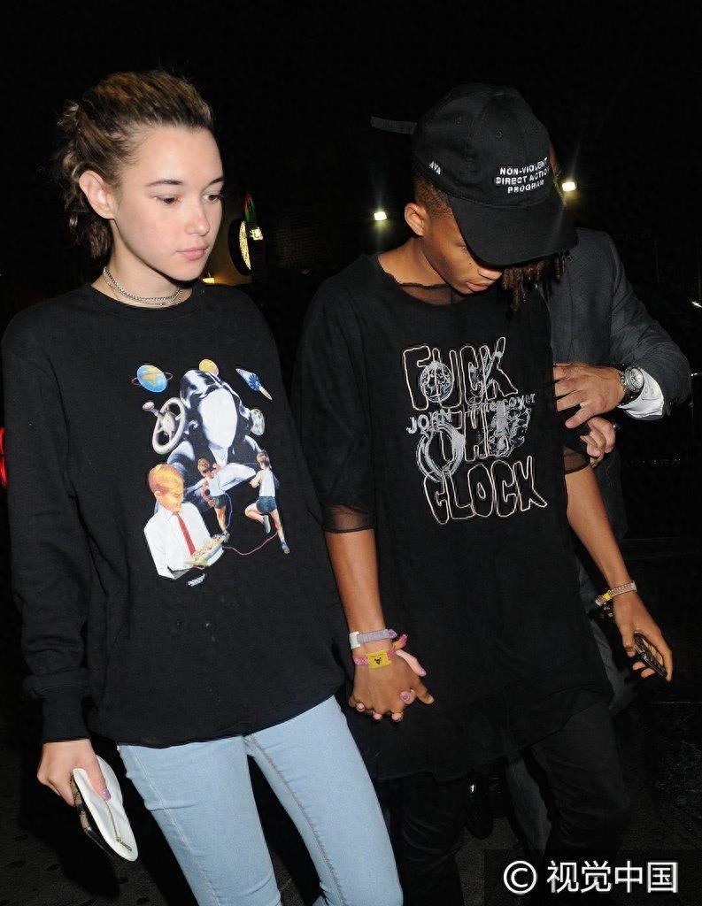 吞了这把狗粮!18岁贾登·史密斯与21岁女友十指紧扣 低头快走秀甜蜜全程不撒手