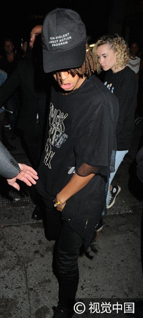 吞了这把狗粮!18岁贾登·史密斯与21岁女友十指紧扣 低头快走秀甜蜜全程不撒手