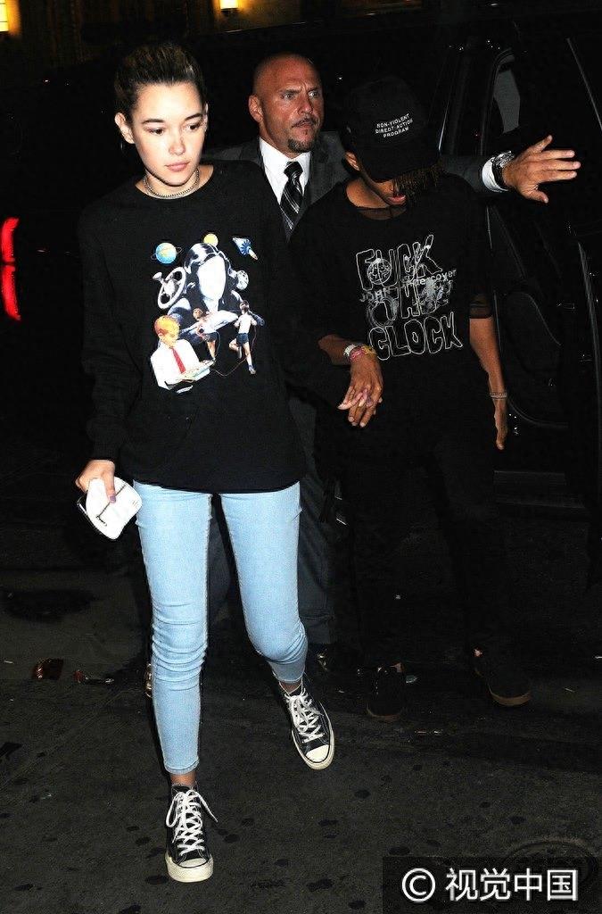 吞了这把狗粮!18岁贾登·史密斯与21岁女友十指紧扣 低头快走秀甜蜜全程不撒手