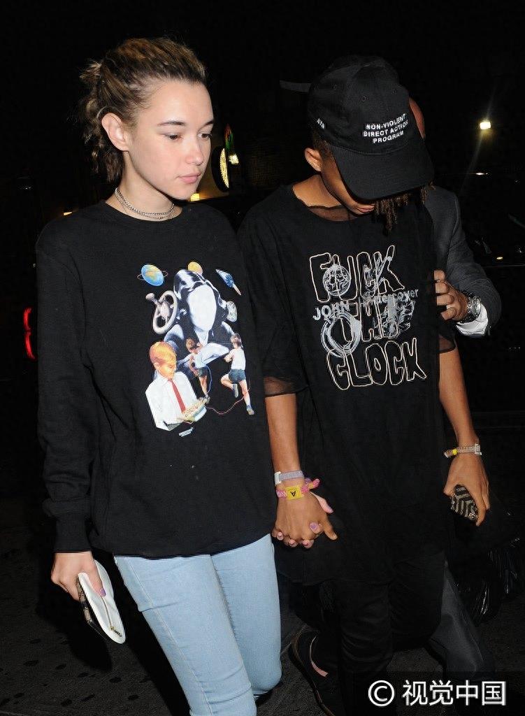 吞了这把狗粮!18岁贾登·史密斯与21岁女友十指紧扣 低头快走秀甜蜜全程不撒手