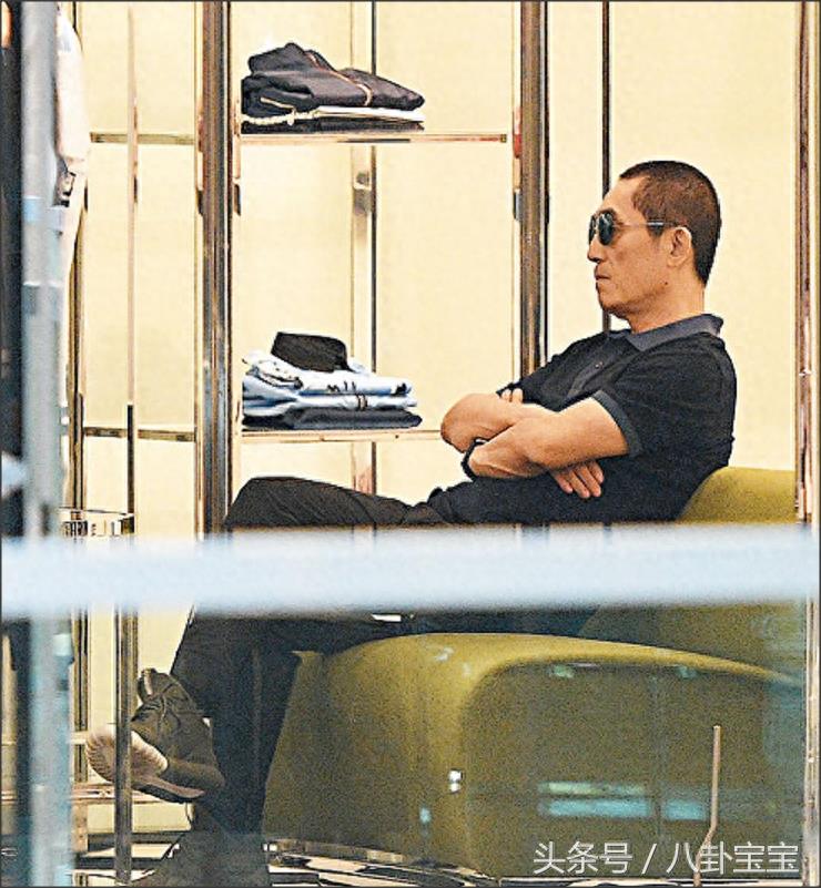 真是稀奇，工作狂张艺谋竟陪老婆买新装，寸步不离恩爱甜蜜