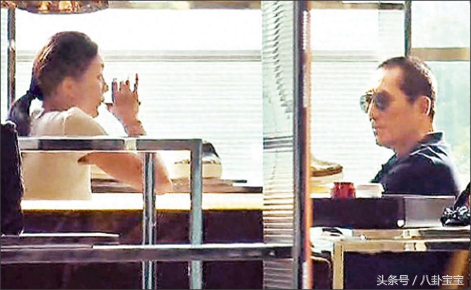 真是稀奇，工作狂张艺谋竟陪老婆买新装，寸步不离恩爱甜蜜