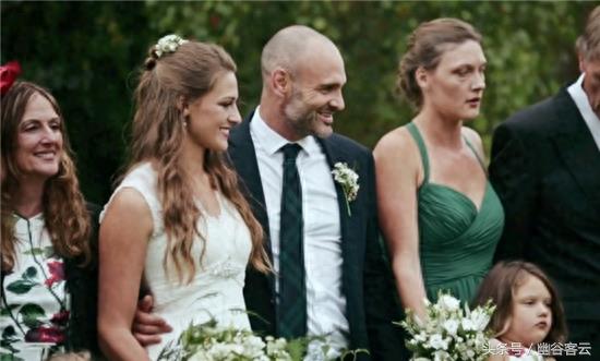 看完贝爷的老婆，再看看德爷的老婆，网友：差距太大了！