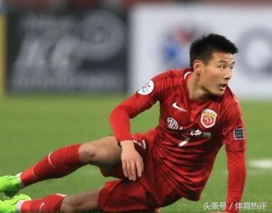 ​武磊原来已经结婚多年，老婆颜值超高，年薪千万确与爱妻低碳出行