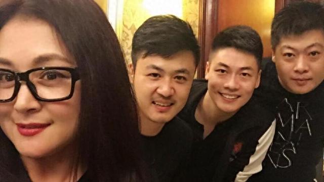 他是《乡爱》里最帅的男人,富二代女友太神秘,金鸿鸣近照曝光