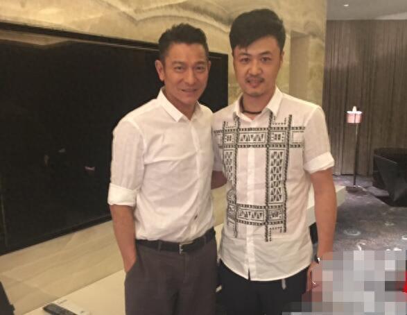 他是《乡爱》里最帅的男人,富二代女友太神秘,金鸿鸣近照曝光