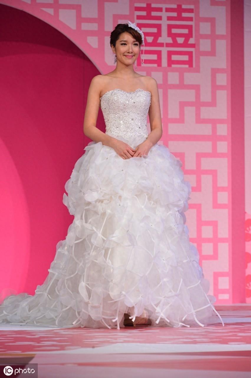 王祖蓝的老婆李亚男,有175厘米高