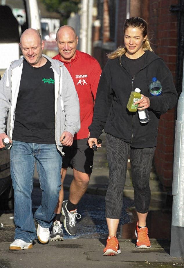 C罗前女友,女星吉玛·阿特金森得意展示六块肌