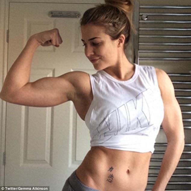 C罗前女友,女星吉玛·阿特金森得意展示六块肌
