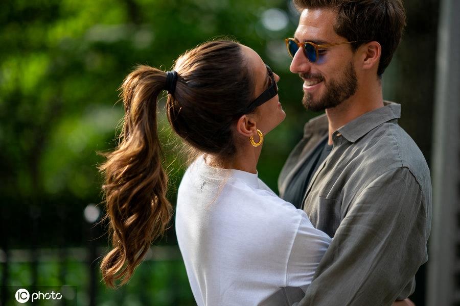 特拉普女友有多漂亮?两人公园内散步随便一拍都是大片