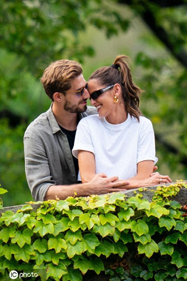 特拉普女友有多漂亮?两人公园内散步随便一拍都是大片