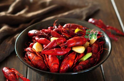 麻辣小龙虾和西瓜能一起吃吗?麻辣小龙虾和西瓜一起吃会中毒吗? 麻辣小龙虾和西瓜能一起吃吗?麻辣小龙虾和西瓜一起吃会中毒吗?