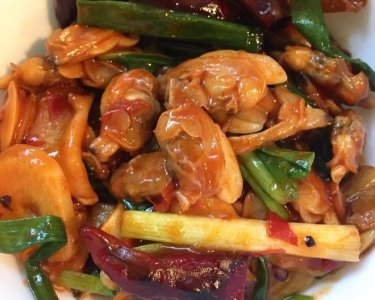 ​郫县豆瓣酱辣炒花蛤肉，芳香四溢，值得一试