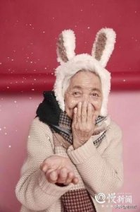 ​超暖心！女生节带外婆拍少女系写真，87岁“少女”奶奶太可爱了！