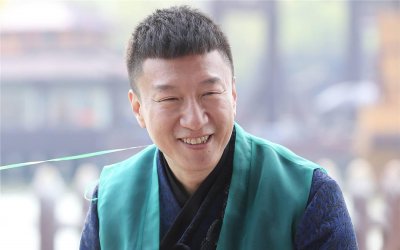 ​孙红雷小15岁妻子王骏迪近照曝光，少女感十足，产后身材恢复不错