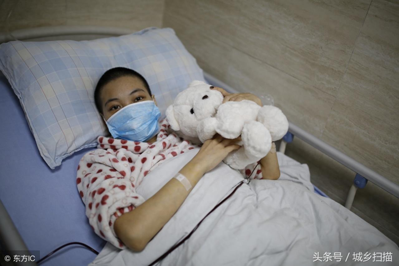 21岁女孩举办一个人的婚礼,仪式后她作出了一个让人泪目的决定