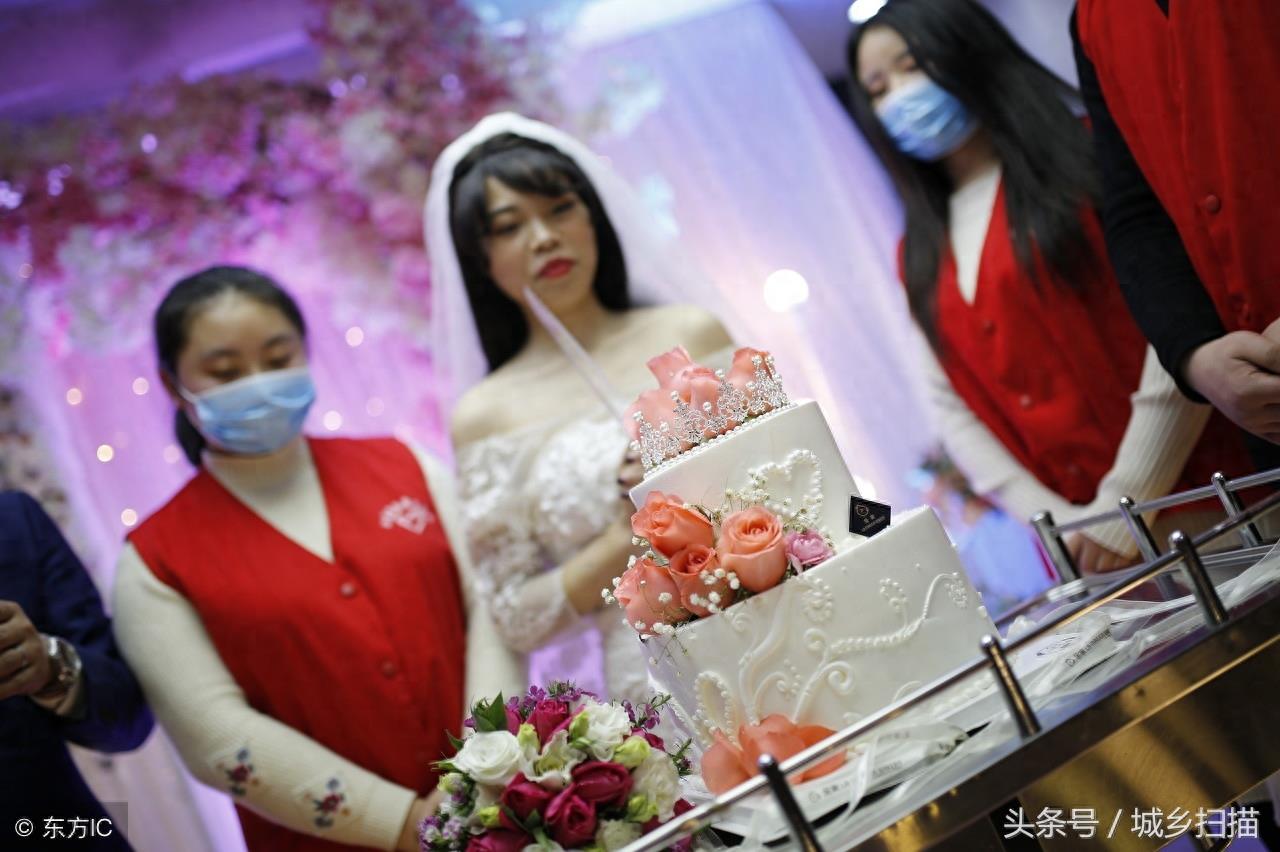 21岁女孩举办一个人的婚礼,仪式后她作出了一个让人泪目的决定