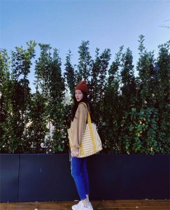 ​怎么穿衣显贵？张天爱来告诉你，驼色卫衣配牛仔裤嫩得就像18岁