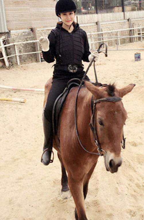 混血演员安娜金 新片骑马照大秀身材(组图)