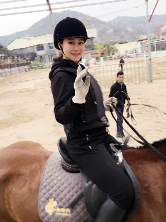 混血演员安娜金 新片骑马照大秀身材(组图)