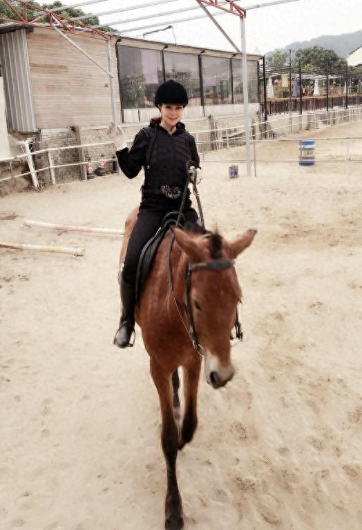 混血演员安娜金 新片骑马照大秀身材(组图)