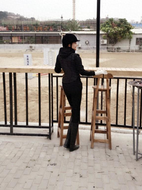 混血演员安娜金 新片骑马照大秀身材(组图)