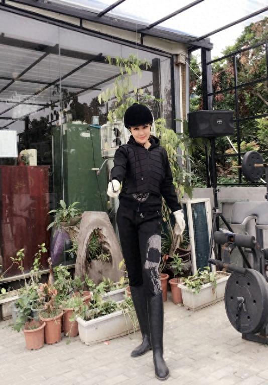 混血演员安娜金 新片骑马照大秀身材(组图)