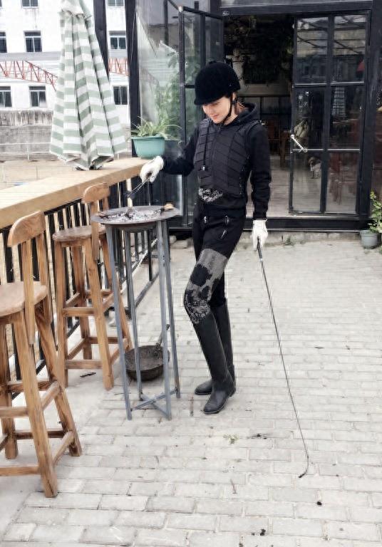 混血演员安娜金 新片骑马照大秀身材(组图)