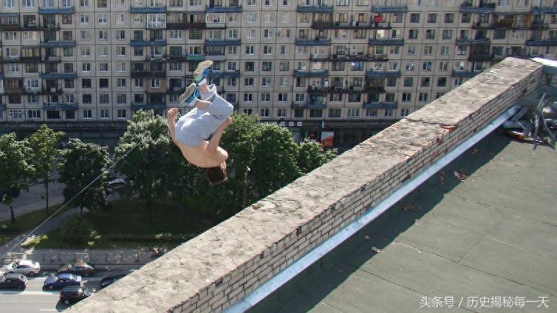 俄跑酷者16层坠亡 生前瞬间曝光