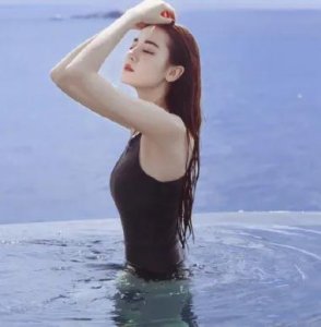 ​迪丽热巴罕见比基尼被疯传，浮出水面的瞬间粉丝沸腾了