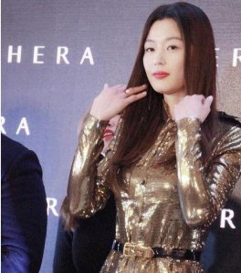 ​全智贤长子照片曝光 看起来呆萌可爱 遗传基因真强大