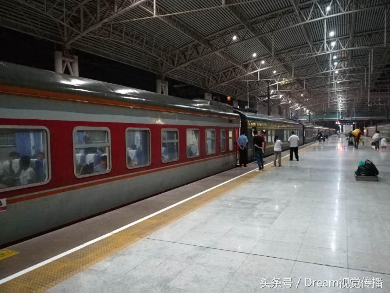 实拍凌晨3点钟的火车厢内景，9张图片张张动情，最后一张最有感触