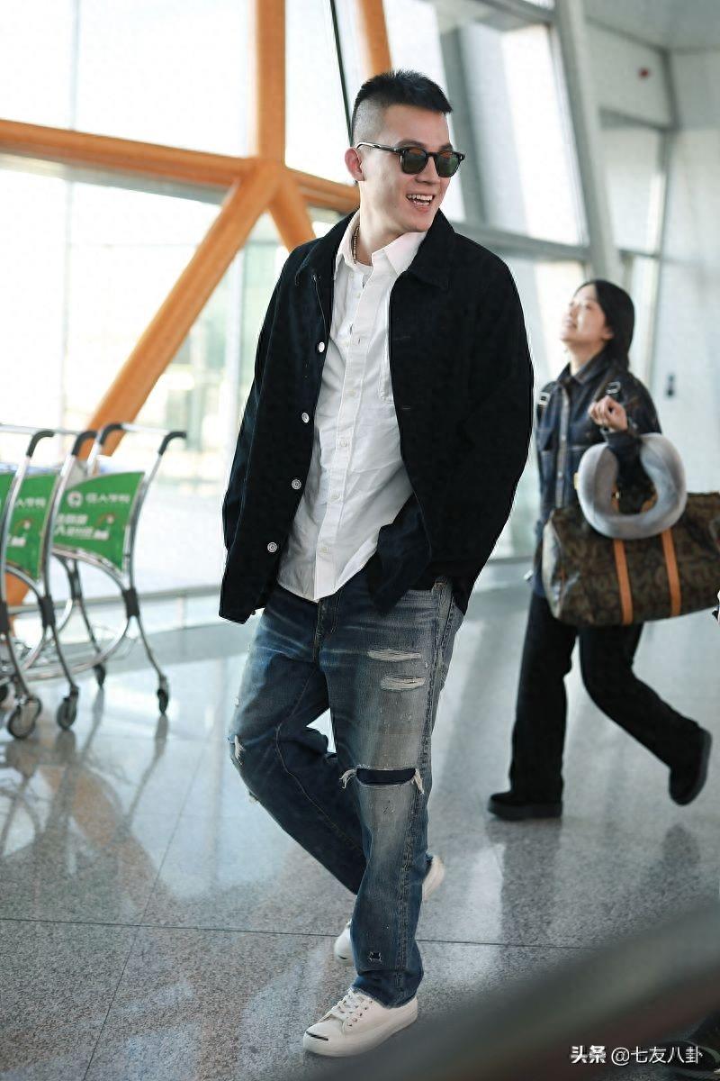 欧豪寸头造型man味十足,露标准邪魅笑撩粉无数