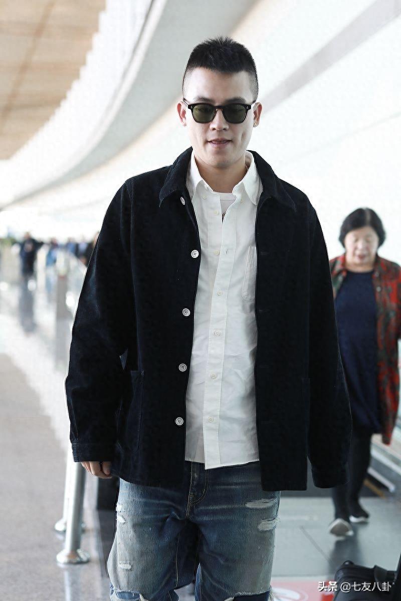 欧豪寸头造型man味十足,露标准邪魅笑撩粉无数