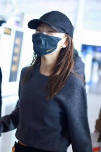 ​周冬雨出发巴黎时装周 造型简单干练氛围感超强