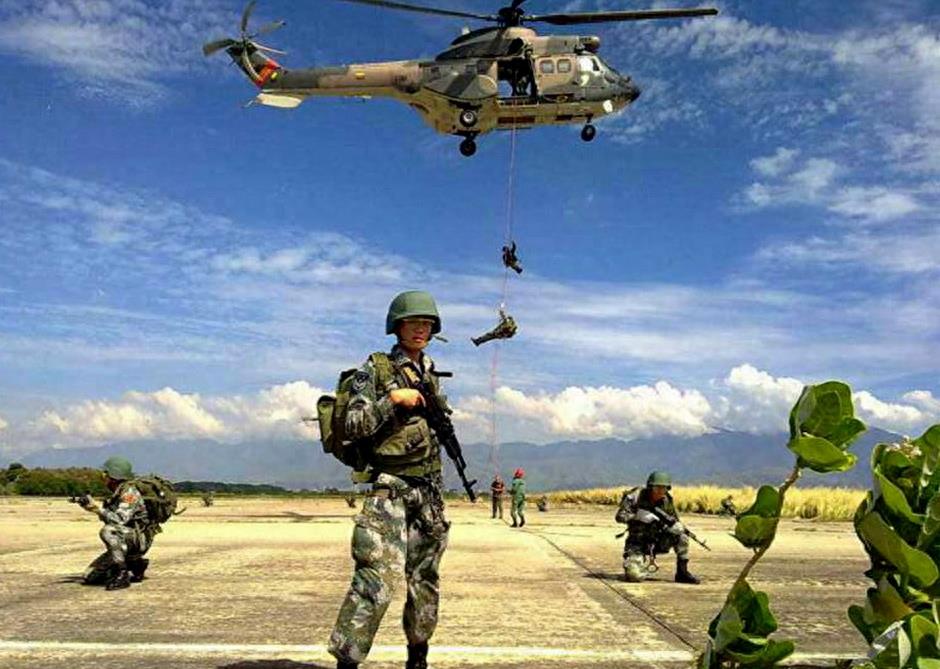 装备先进的中国空降兵“雷神”突击队