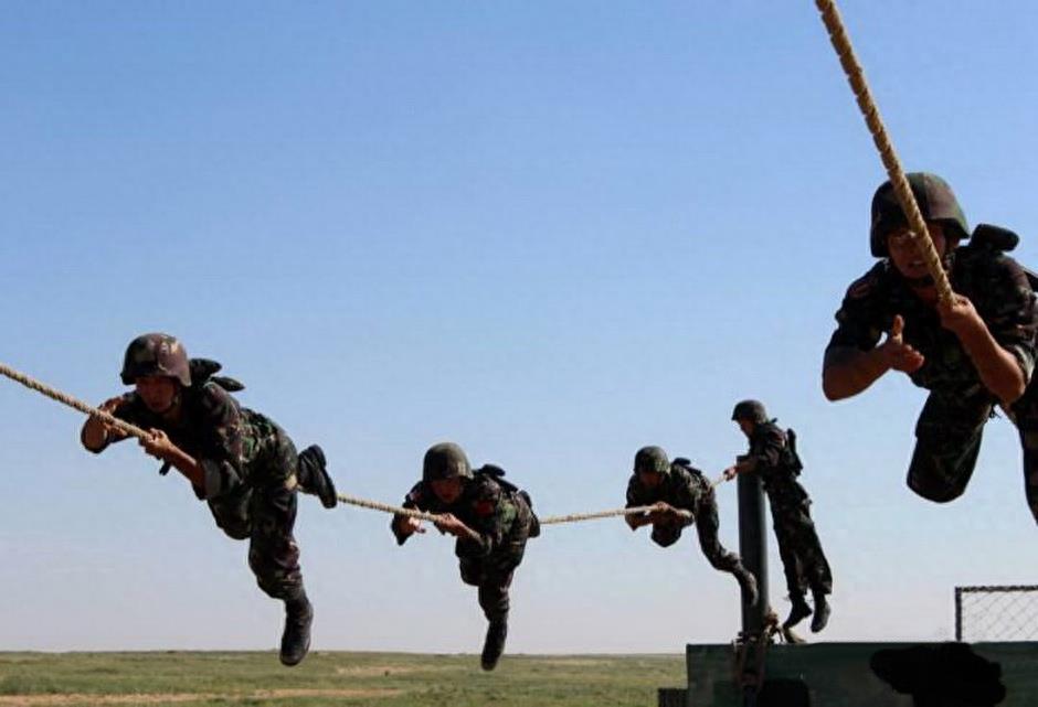 装备先进的中国空降兵“雷神”突击队