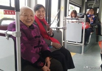​公交车上有5种让座情形，只有前两种让人称赞