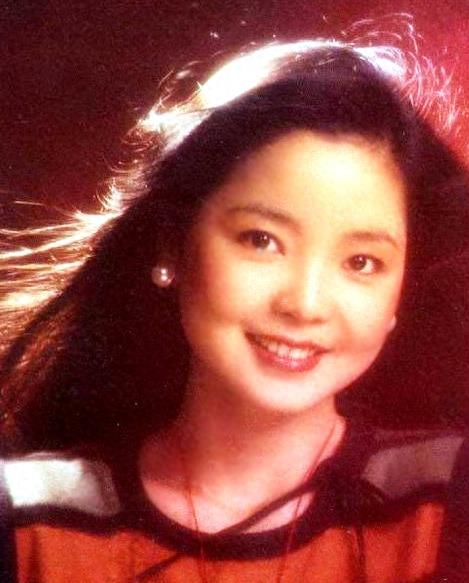 一组邓丽君罕见珍藏照:婉约迷人雍容华贵 古典气质美的令人窒息