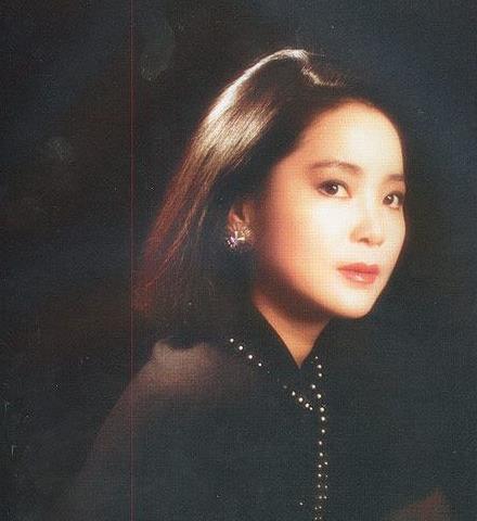 一组邓丽君罕见珍藏照:婉约迷人雍容华贵 古典气质美的令人窒息