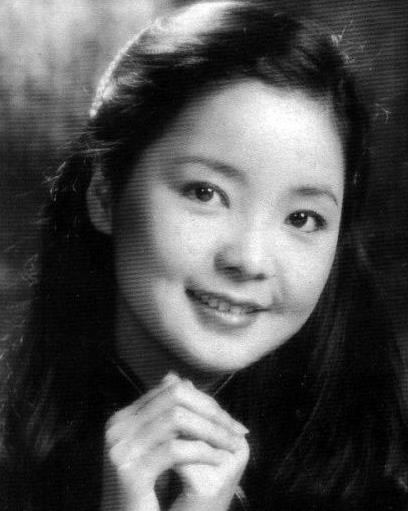 一组邓丽君罕见珍藏照:婉约迷人雍容华贵 古典气质美的令人窒息