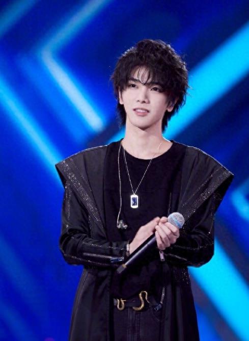 肖战王一博易烊千玺9大男星羊毛卷发型,时髦又帅气,你有同款吗