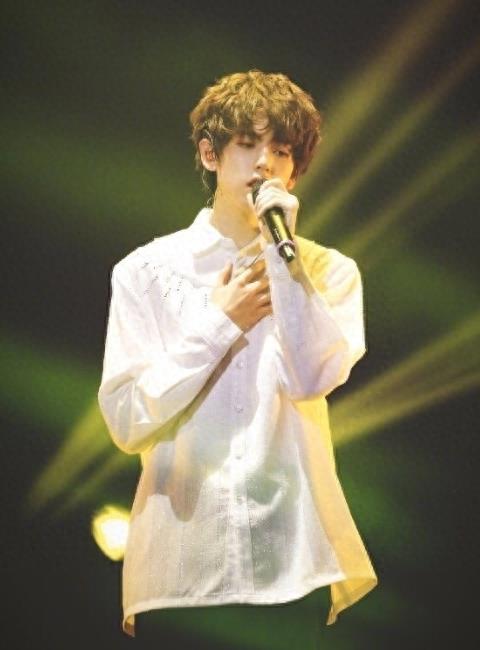 肖战王一博易烊千玺9大男星羊毛卷发型,时髦又帅气,你有同款吗