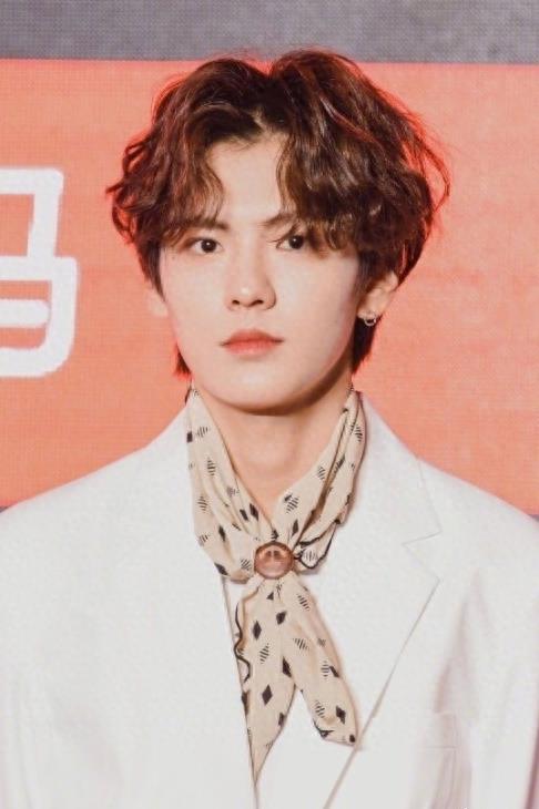 肖战王一博易烊千玺9大男星羊毛卷发型,时髦又帅气,你有同款吗